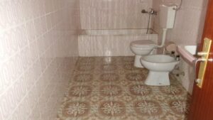 Casa de banho dos res do chão da moradia T5 em Seia
