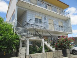 Fachada da moradia T5 em Travancinha com 3 pisos