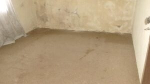 Quarto no rés-do-chão com necessidade de acbamentos