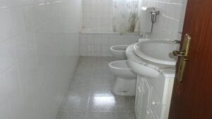 Casa de banho do 2º andar da moradia T5 em Seia