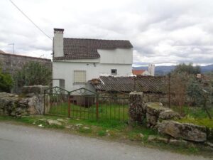 Fachada da moradia T2 em Olival Forno com 2 pisos