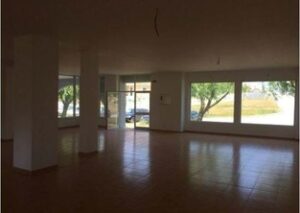 Interior da loja para venda no Cartaxo – Espaço amplo e iluminado