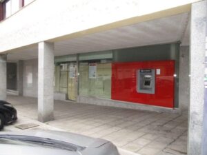 Fachada da loja comercial à venda em Vila Nova de Gaia