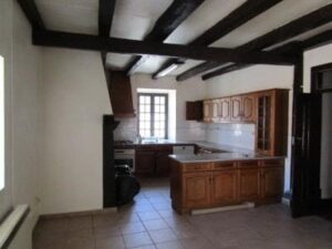 Cozinha funcional e espaçosa da moradia T5 em Montemor-o-Velho