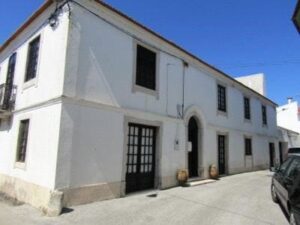 Fachada da moradia T5 à venda em Montemor-o-Velho