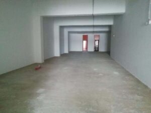 Interior espaçoso da loja comercial em Vendas Novas