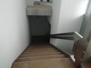 acesso ao piso inferior da loja comercial em Vendas Novas