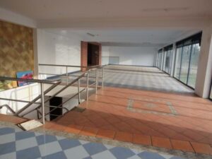 Vista geral do primeiro piso do armazém industrial em Palmela