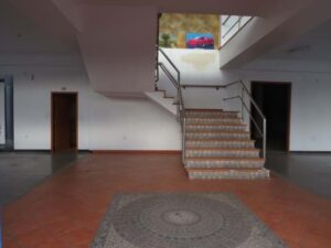 Acesso ao primeiro piso do armazém industrial em Palmela