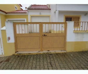 Portão de acesso da moradia Vale de Água