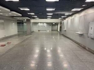 Interior amplo da loja comercial em Coimbra