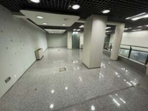 Interior amplo da cave da loja comercial em Coimbra