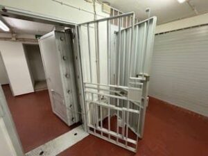 Cofre da loja comercial à venda no centro de Coimbra">