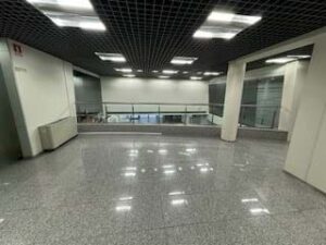 Zona comercial movimentada onde se localiza a loja em Coimbra