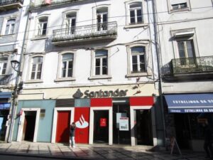 Fachada da loja comercial à venda no centro de Coimbra