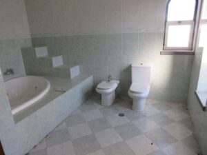 asa de banho elegante e funcional da moradia T4 em Elvas