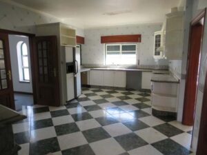 Cozinha espaçosa e moderna da moradia T4 em Elvas