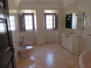 Wc ampla e luminosa da Moradia T3 em Bencatel">