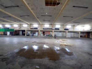 Interior amplo do armazém com 6.500m² de área útil