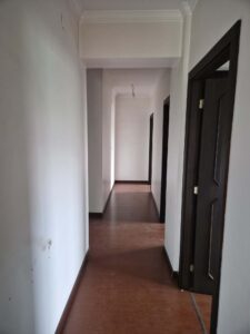 Corredor com acesso às várias divisões – T4 para venda em Mirandela