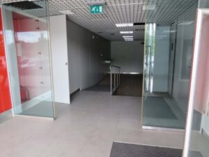 Espaço amplo de 396m² para comércio em Loures