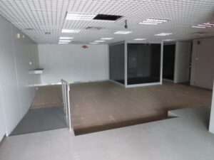 Compartimentos da loja comercial em Loures