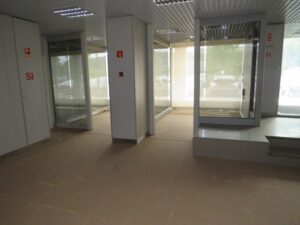Interior de loja comercial em Santo António dos Cavaleiros