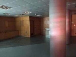 Interior espaçoso da loja comercial