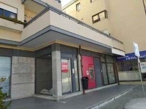 Entrada principal do espaço comercial