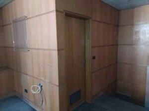 Acesso para zona privada da loja comercial