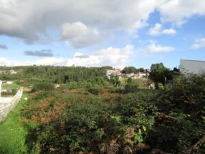 Vista geral do terreno urbano à venda
