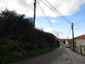 Vista geral do terreno urbano à venda